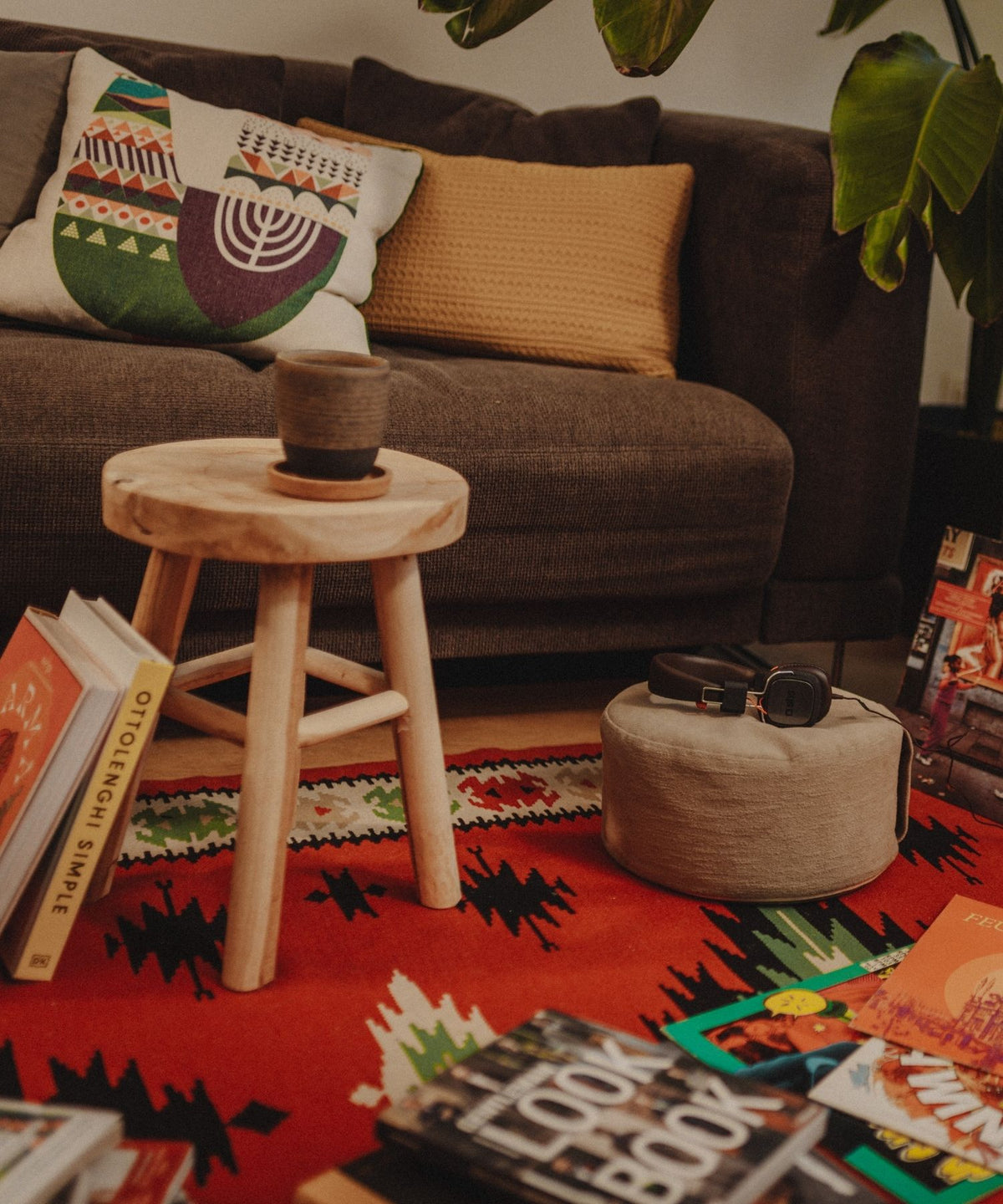 Wohnzimmer mit Schalplatten, Büchern